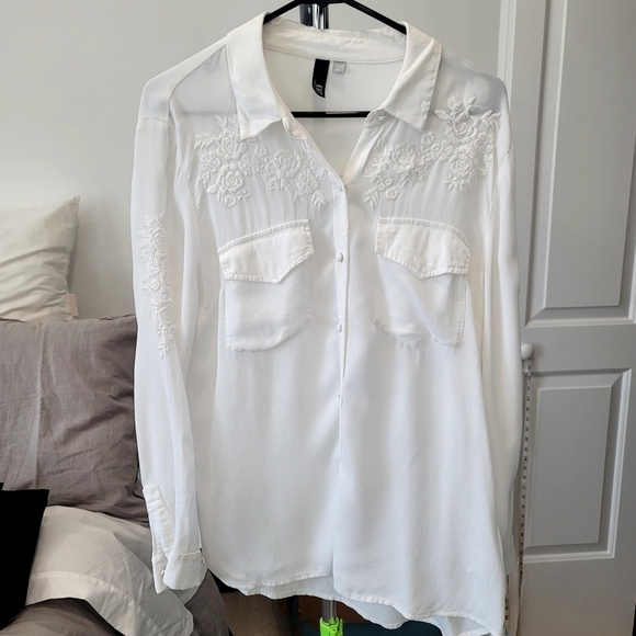 Josette with Rose Embroidery Blouse from Kut from the Kloth size M - Picture 6 of 17